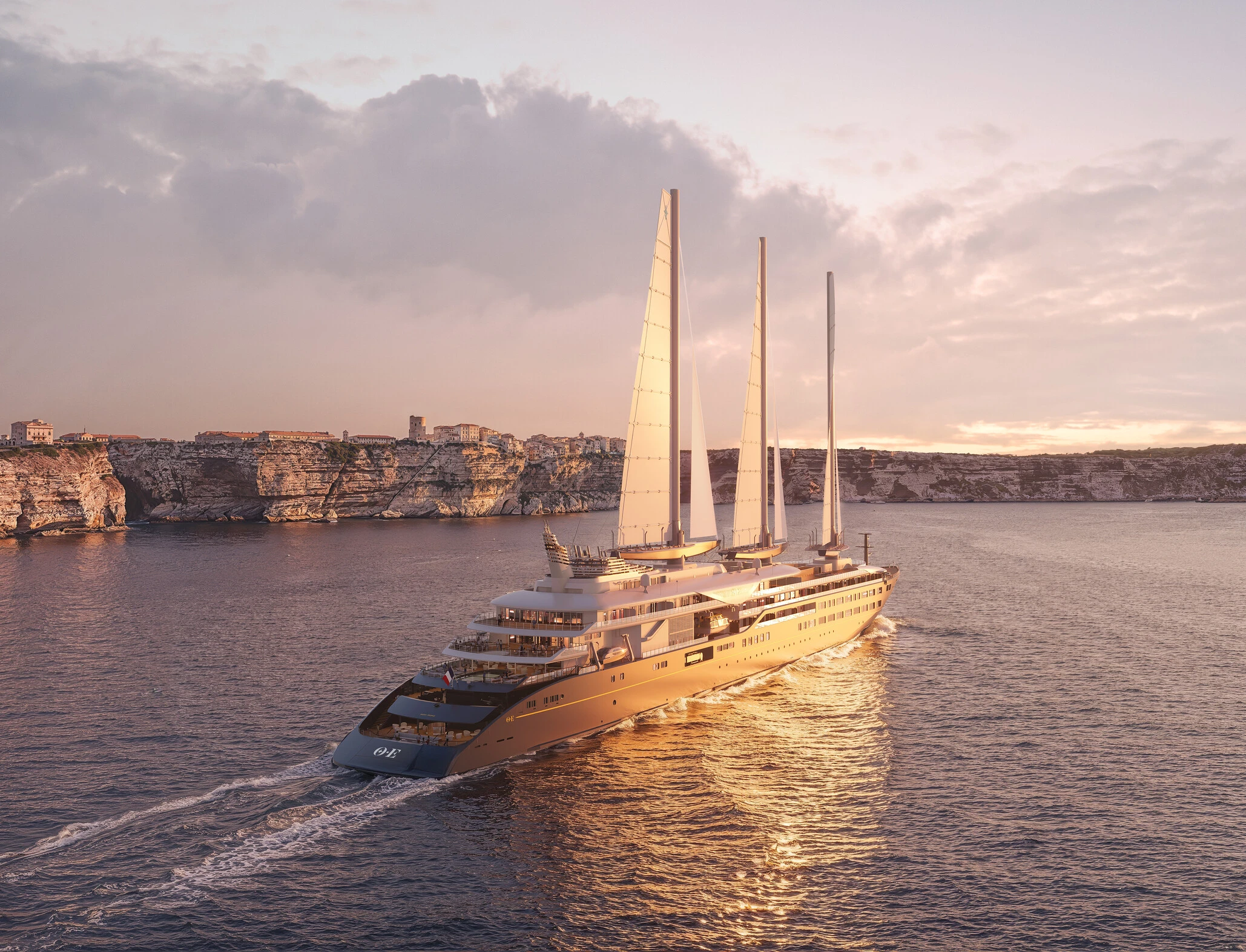  Yacht trois-mâts Corinthian glissant devant les falaises calcaires de Bonifacio au coucher du soleil 